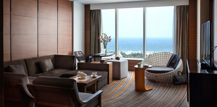 7133-deluxe-suite-living-room-2