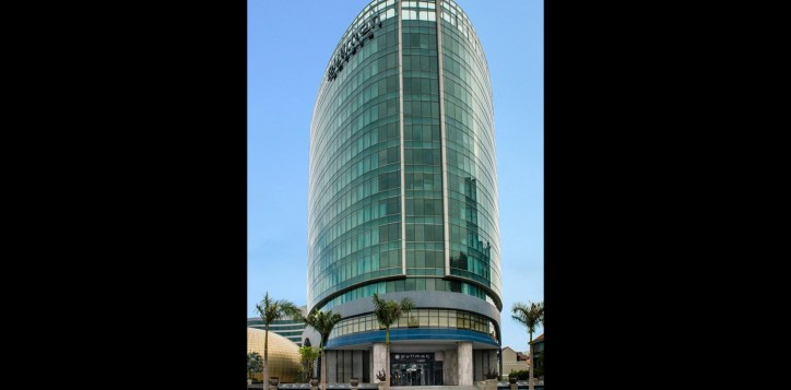 7133-hotel-facade-daylight-2