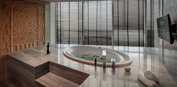 exclusive-suite-bathroom-2