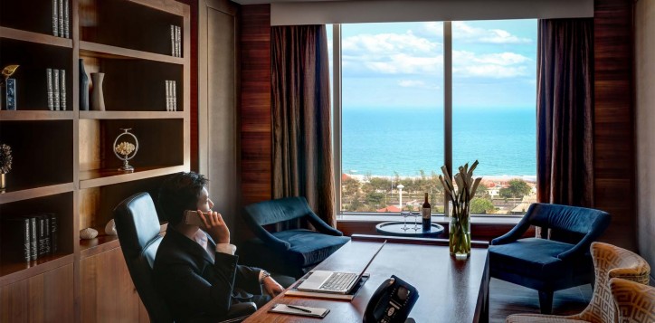 exclusive-suite-working-room1-2