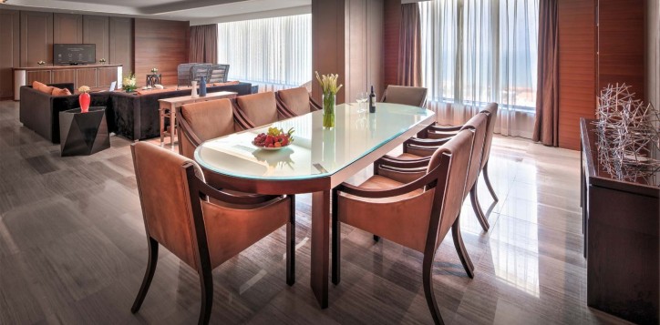 exlusive-suite-living-room-2